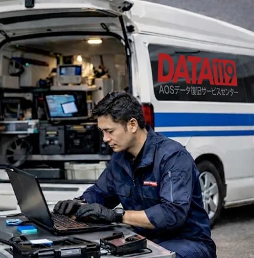 data119のエンジニアが現地でデータ復旧しているイメージ