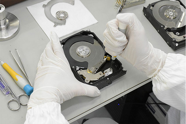 AOSデータ復旧サービスセンターにて復旧作業イメージ
