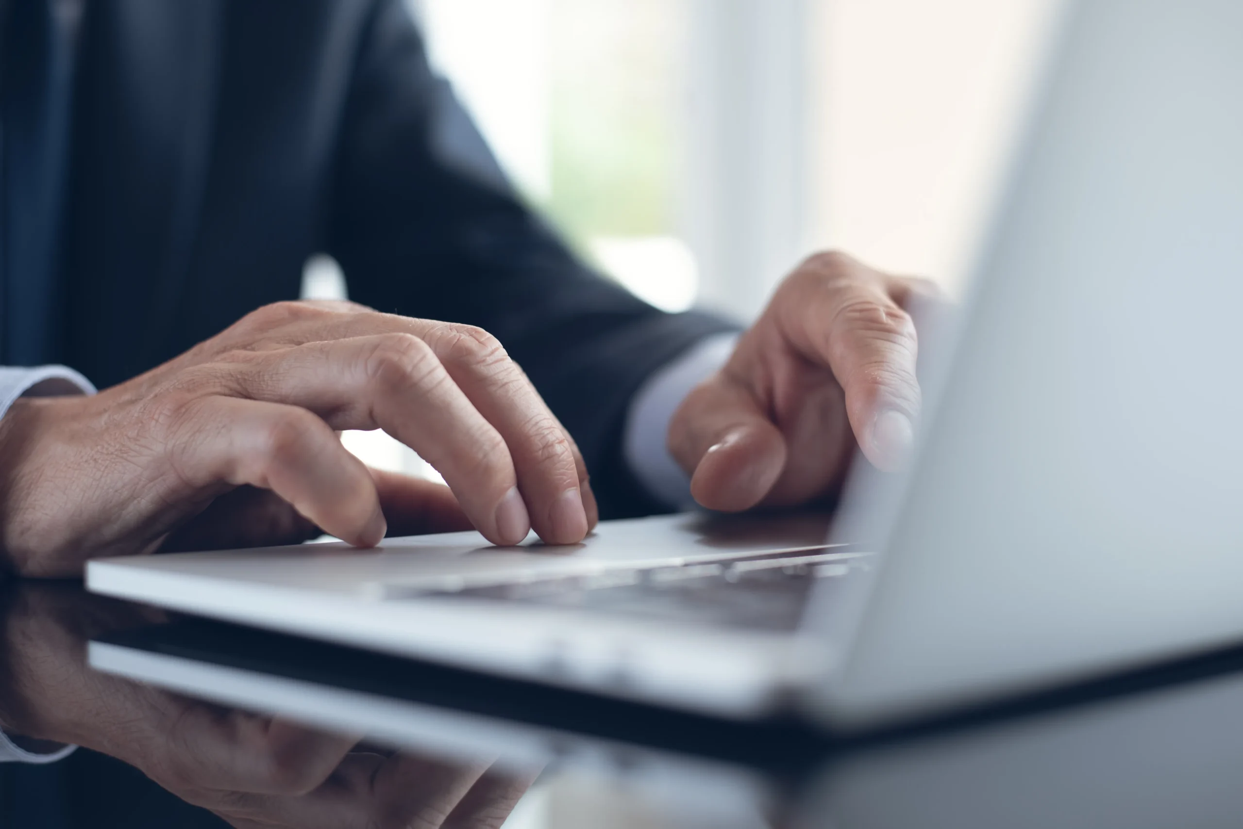 復旧サービス業者をパソコンで検索するイメージ